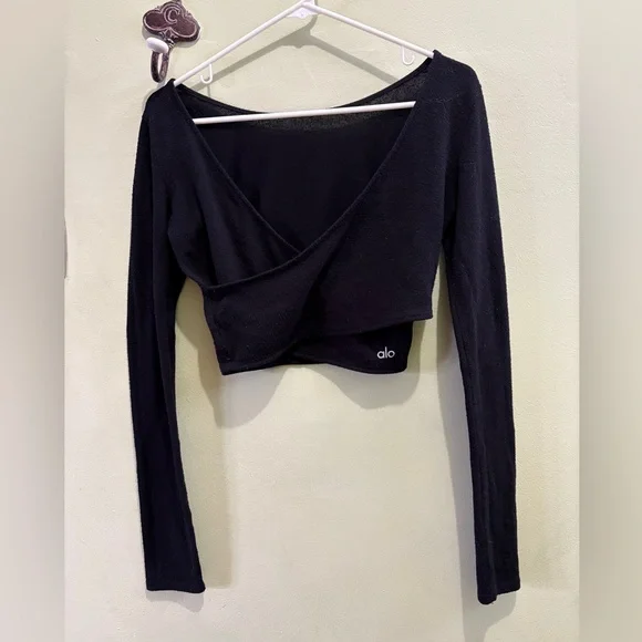 ALO Yoga Elegant Black Long Sleeve Crop Top - Picture 1 of 5